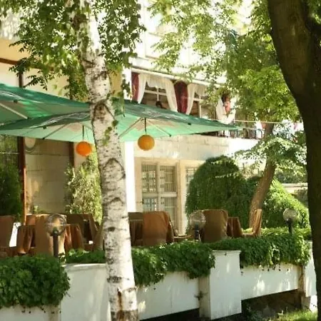 родина Hotel *